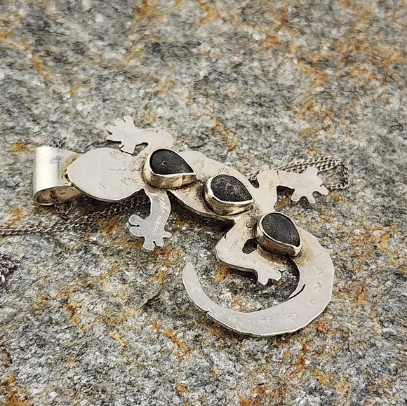 LABRADORITE GECKO PENDANT HANDMADE IN STERLING SILVER APPROX 2" × 1.5" Size - Picture 4 of 6